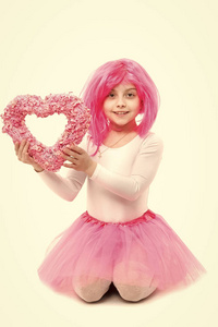 小女孩，穿着粉红色裙子的情人节心