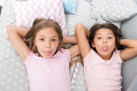 帕贾玛派对和友谊.姐妹们快乐的孩子们在卧室里放松.小女孩的友谊.