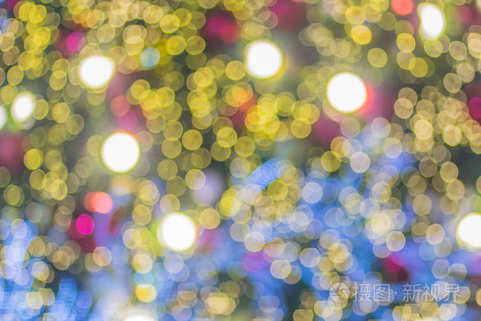 抽象模糊的彩色圣诞树照明装饰与博克背景。 为圣诞快乐和新年庆祝活动而装饰和照明的圣诞树。