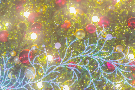 抽象模糊的彩色圣诞树照明装饰与博克背景。 为圣诞快乐和新年庆祝活动而装饰和照明的圣诞树。