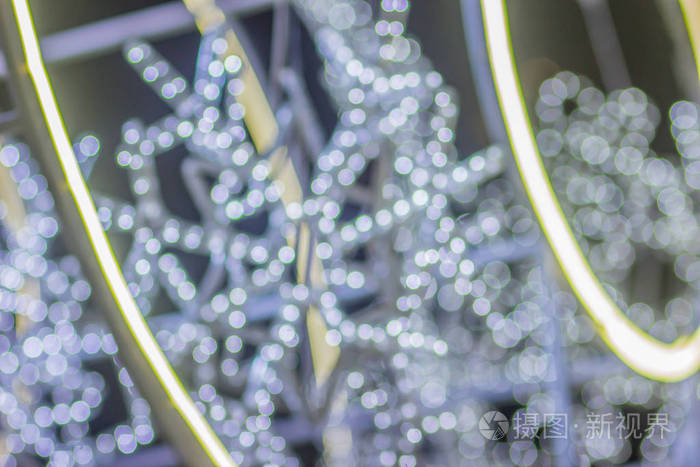 抽象模糊的白色圣诞树照明装饰与博克背景。 装饰和照明白色圣诞树的焦点，为圣诞节和新年庆祝。