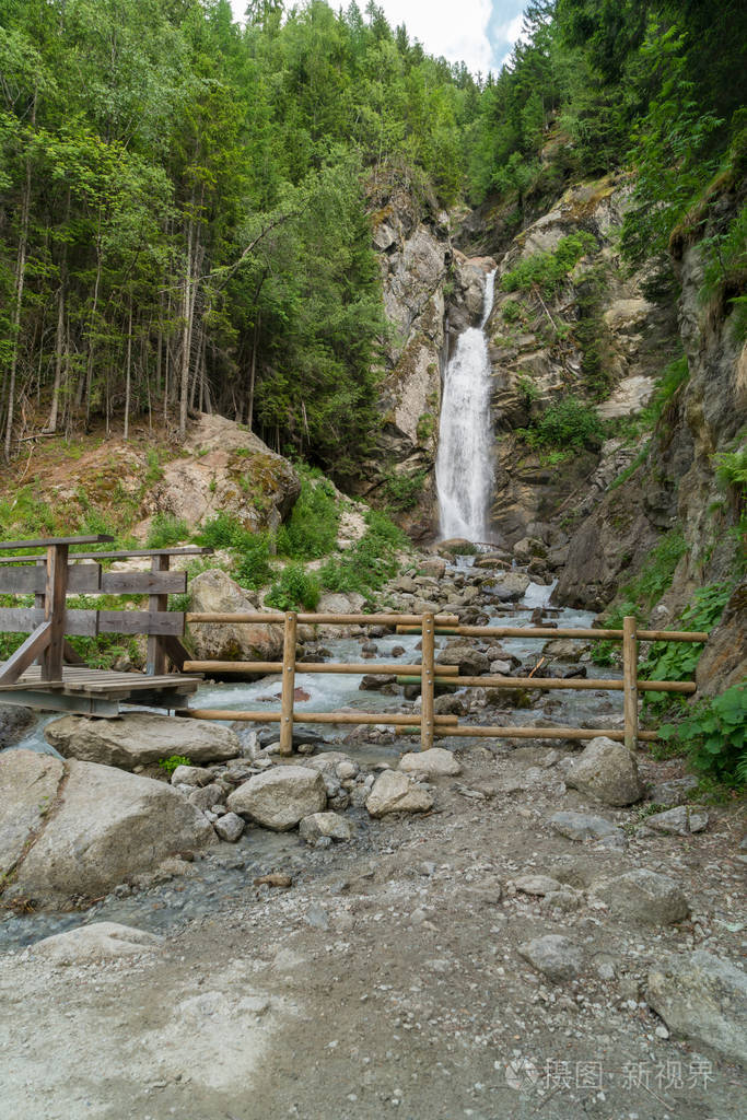 壮观的景色瀑布杜达德一个奇妙的瀑布位于1233米高20米位于勃朗峰下