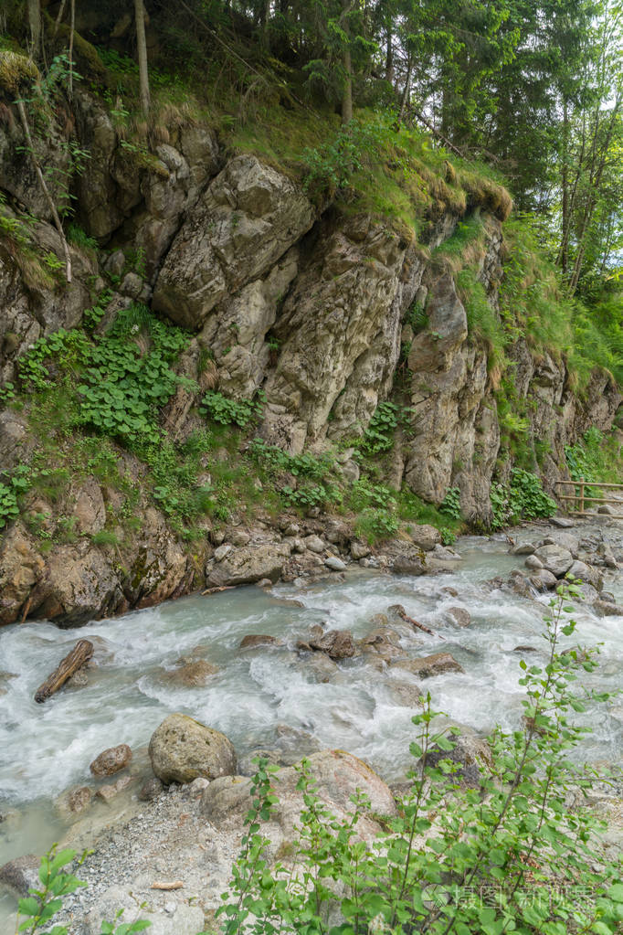 壮观的景色瀑布杜达德,一个奇妙的瀑布,位于1233米,高20米,位于勃朗峰