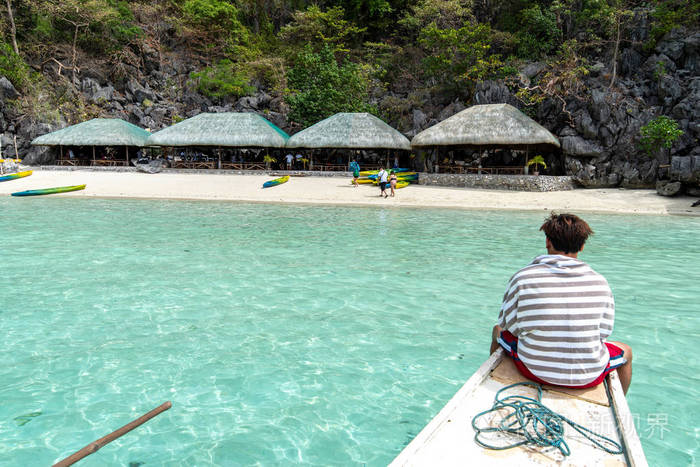 在菲律宾首都巴拉望岛坐船的人