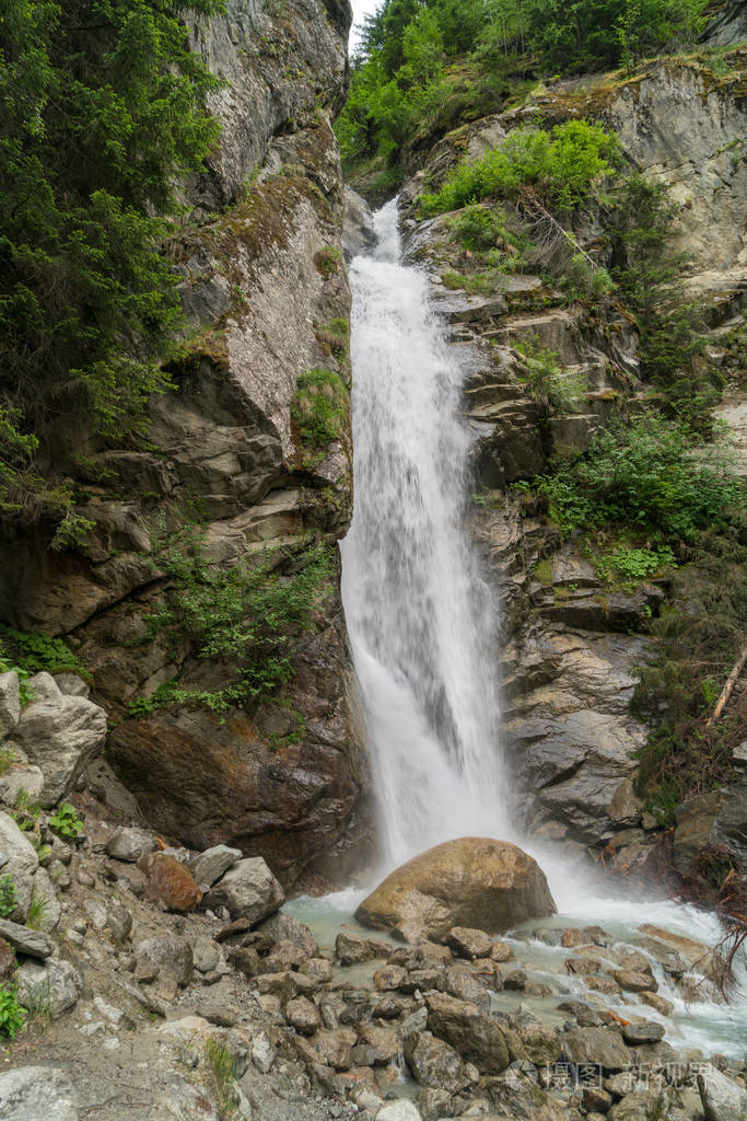 壮观的景色瀑布杜达德,一个奇妙的瀑布,位于1233米,高20米,位于勃朗峰