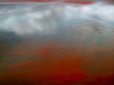 带有温柔涟漪的彩色水面的抽象视图。