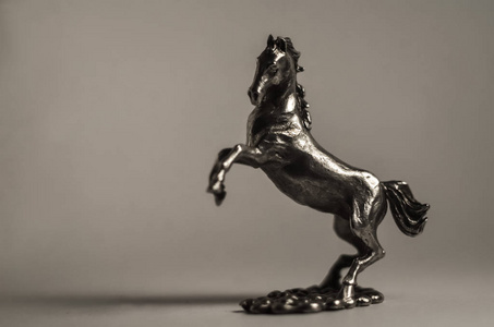 奔驰马的珠宝银像。 微型金属雕塑种马竖起。 棋子