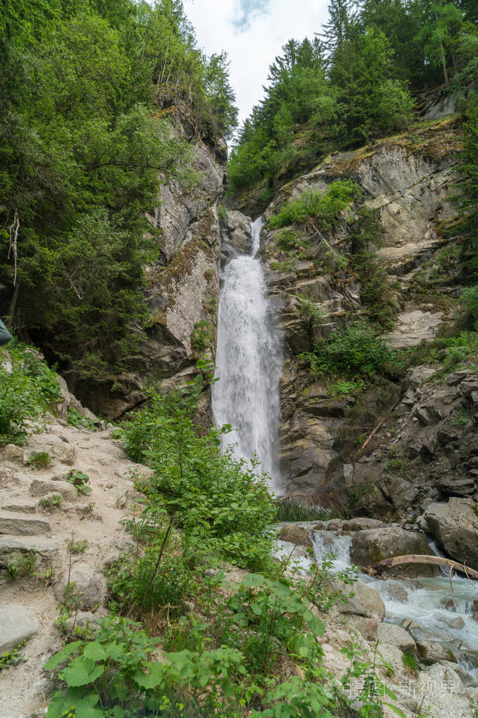 壮观的景色瀑布杜达德,一个奇妙的瀑布,位于1233米,高20米,位于勃朗峰