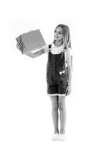 小购物狂微笑着用白色的袋子隔开。快乐的女孩看 paperbag。孩子购物者用纸袋微笑。购物和销售。这是一个不错的选择, 复制空间