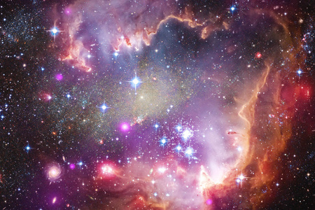 难以置信的美丽星系在深空的某个地方。 科幻壁纸。 由美国宇航局提供的这幅图像的元素