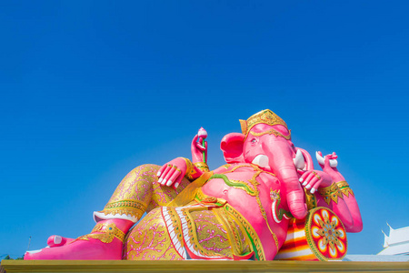 巨大的粉红色甘尼莎雕像瓦萨马恩查乔恩索泰国。 加内萨也被称为GanapatiVinayakaPillaiyar和Binayak是