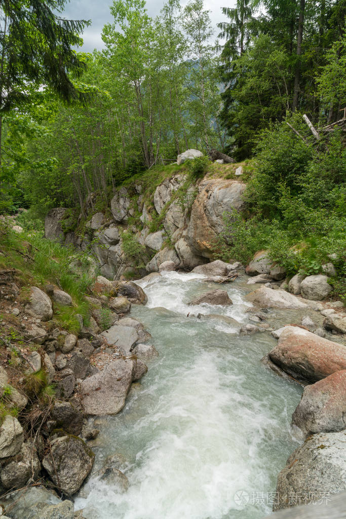 壮观的景色瀑布杜达德,一个奇妙的瀑布,位于1233米,高20米,位于勃朗峰