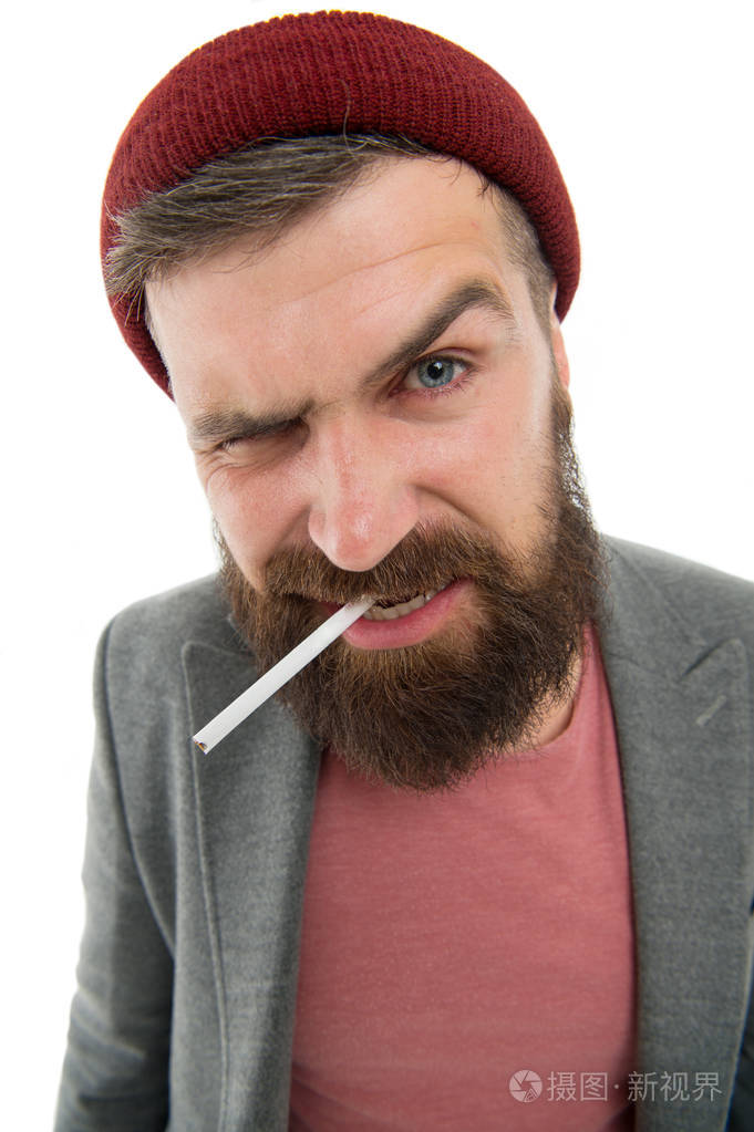残酷的未刮胡子的家伙吸烟孤立的白色背景.