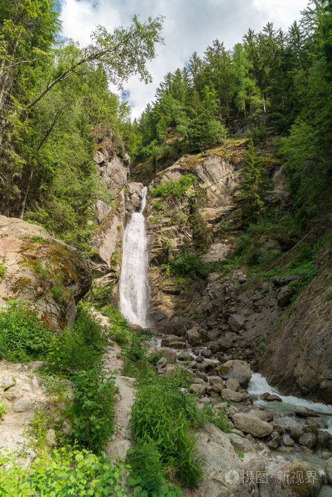 壮观的景色瀑布杜达德一个奇妙的瀑布位于1233米高20米位于勃朗峰下