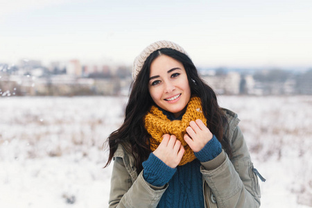 心融化的冬天肖像美丽的年轻女子享受寒假雪假，她舒适的漂亮衣服和温暖的羊毛毛衣，鼻子和豆。 冬天的梦幻女孩。