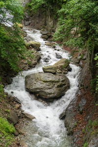 壮观的景色瀑布杜达德，一个奇妙的瀑布，位于1233米，高20米，位于勃朗峰下，高级萨沃伊，法国