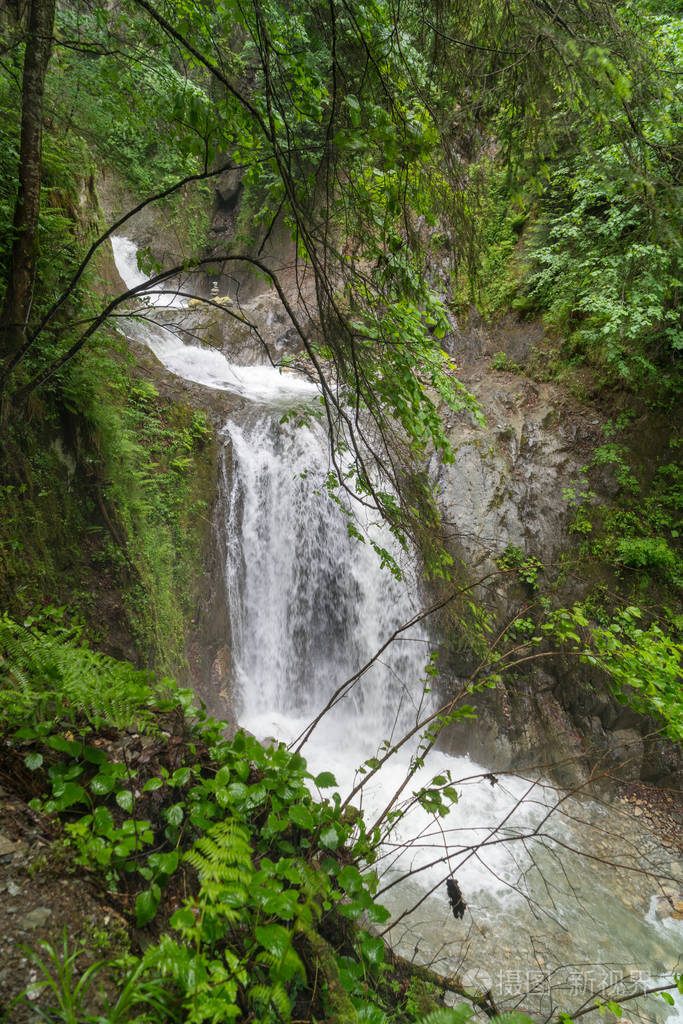 壮观的景色瀑布杜达德一个奇妙的瀑布位于1233米高20米位于勃朗峰下
