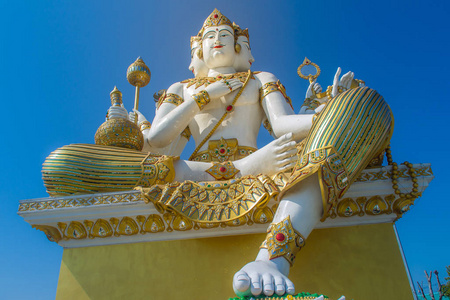 蓝色天空背景的巨大白色梵天雕像。 梵天是印度教造主神。 他也被称为祖父和至高无上的三位大印度教神，包括湿婆和毗湿奴。