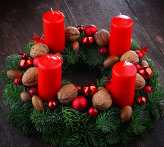 传统的圣诞装饰与云杉和蜡烛。