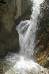 壮观的景色瀑布杜达德，一个奇妙的瀑布，位于1233米，高20米，位于勃朗峰下，高级萨沃伊，法国