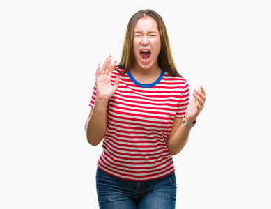 年轻的高加索美女在孤立的背景下疯狂疯狂地大喊大叫,咄咄逼人的表情