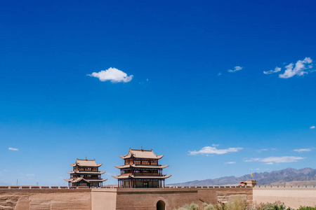 在嘉峪关天蓝下的门楼和城墙，经过中国嘉峪关第一座明代长城的边塞