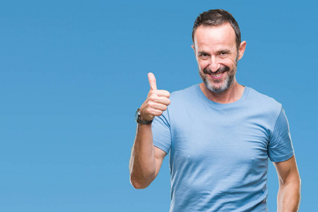 赞许的表情看着相机,显示出成功.照片