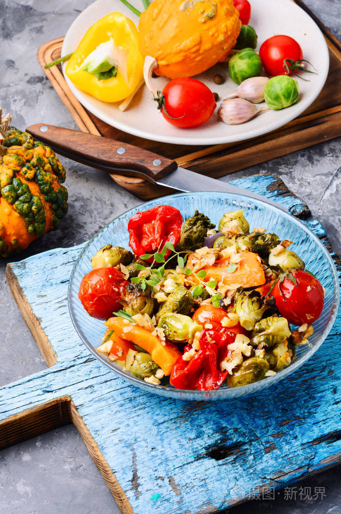 烤蔬菜的秋天沙拉南瓜甘蓝西红柿和洋葱沙拉