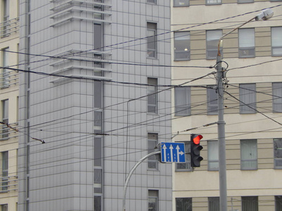 指示车辆和行人移动方向的路标图片