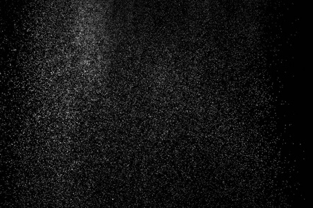 黑色背景上抽象的水溅。 抽象的水喷雾。 抽象的雨。 淋浴水滴。 抽象的纹理。