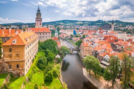 中世纪城市CeskyKrumlov与城堡和Vltava河捷克共和国欧洲的景观