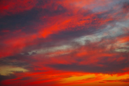 美丽明亮多彩的天空。 日落时拍摄的照片。 红色橙色背景和漂亮的油漆。 罕见的日出。 自然合成