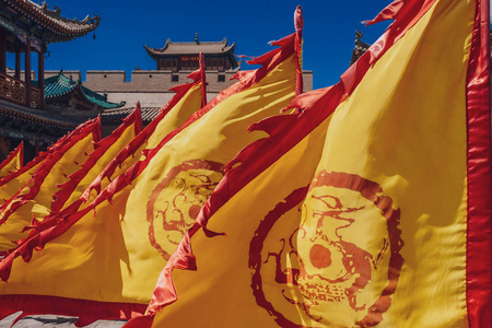 中国传统建筑前的红黄旗在嘉峪关经过中国嘉峪关第一座明朝长城的边塞