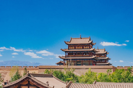 在嘉峪关天蓝下的门楼和城墙，经过中国嘉峪关第一座明代长城的边塞
