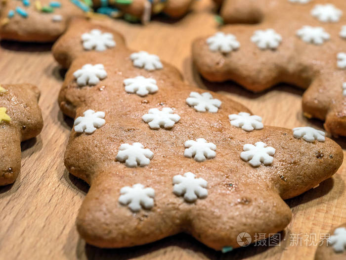 姜饼圣诞树状饼干装饰白色星星
