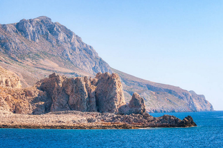 希腊欧洲克里特岛西北部巴洛斯泻湖附近的岩石海岸。