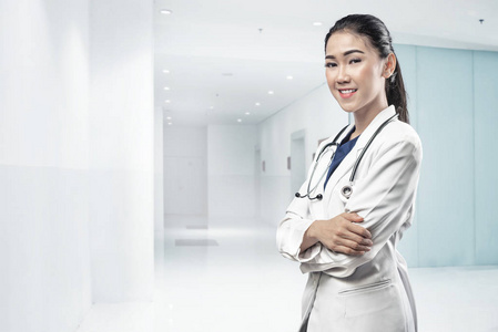 美丽的亚洲医生，穿着白色实验室外套和医院听诊器的女人