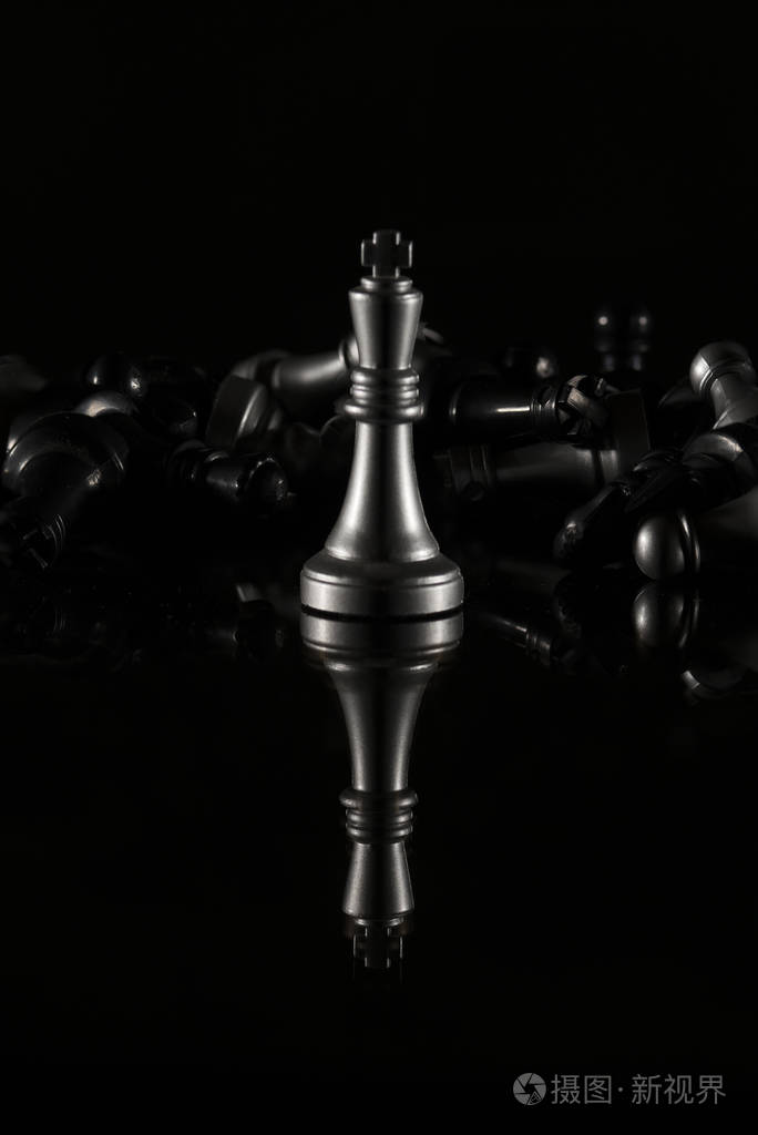 黑色反光背景上的棋子体育和金融业的高分辨率形象