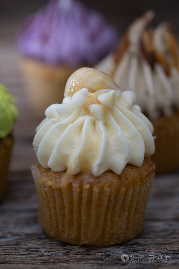 美味的迷你纸杯蛋糕在老式背景甜甜点圣诞新年和瓦伦丁霍利迪