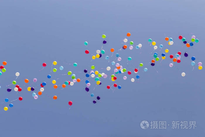 许多五颜六色的气球在晴朗的蓝天中飞走了照片-正版商用图片15k01w-摄