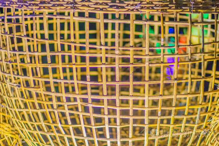 编织竹灯笼竹编灯挂在由干竹制成的天花板上。 来自泰国的手工产品。 装饰旅馆或旅馆。 手工制作和装饰的概念