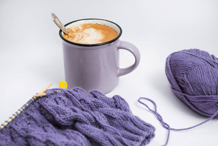 用咖啡和早餐放松编织。 针织帽纱和咖啡杯