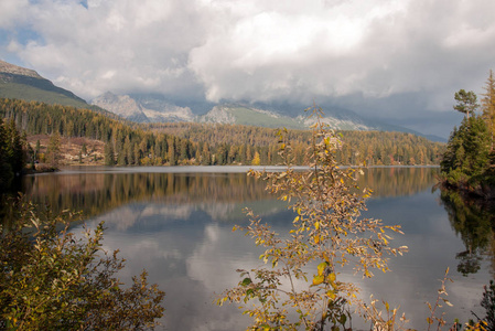 斯洛伐克有美丽湖泊的自然山景