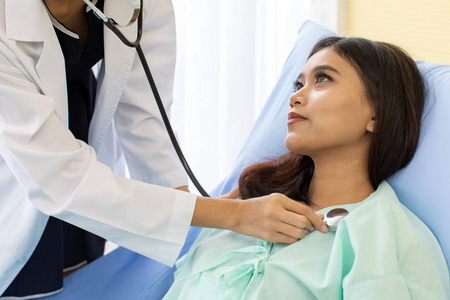 检查时,病人感到担心一个令人惊叹的快乐健康的女人在厨房站着每天