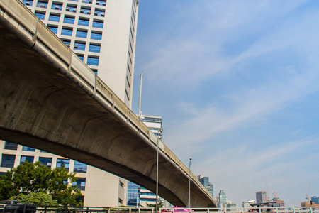 蓝天背景下的梁梁天列桥结构。 有蓝天背景的城市铁路和收费公路。 泰国曼谷的公共区域。