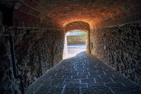 有人行小径的古老瓷砖隧道