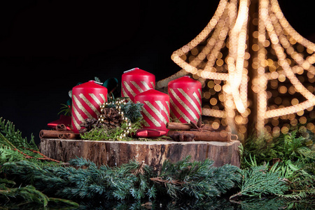 圣诞背景上的礼物花环和蜡烛