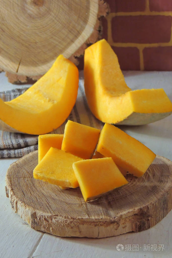 传统俄罗斯食品小米粥与牛奶和南瓜在铸铁锅片南瓜盘和木勺与粥在烤箱