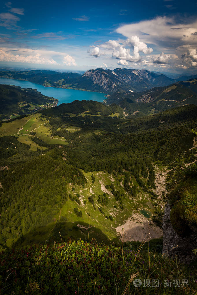 从萨夫伯格山顶俯瞰阿特丽斯阳光明媚天空阴沉