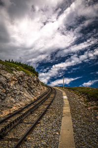 阿尔卑斯山的铁路跑道到沙夫伯格，蒸汽火车带游客在萨尔茨堡附近的奥地利阿尔卑斯山的山峰上